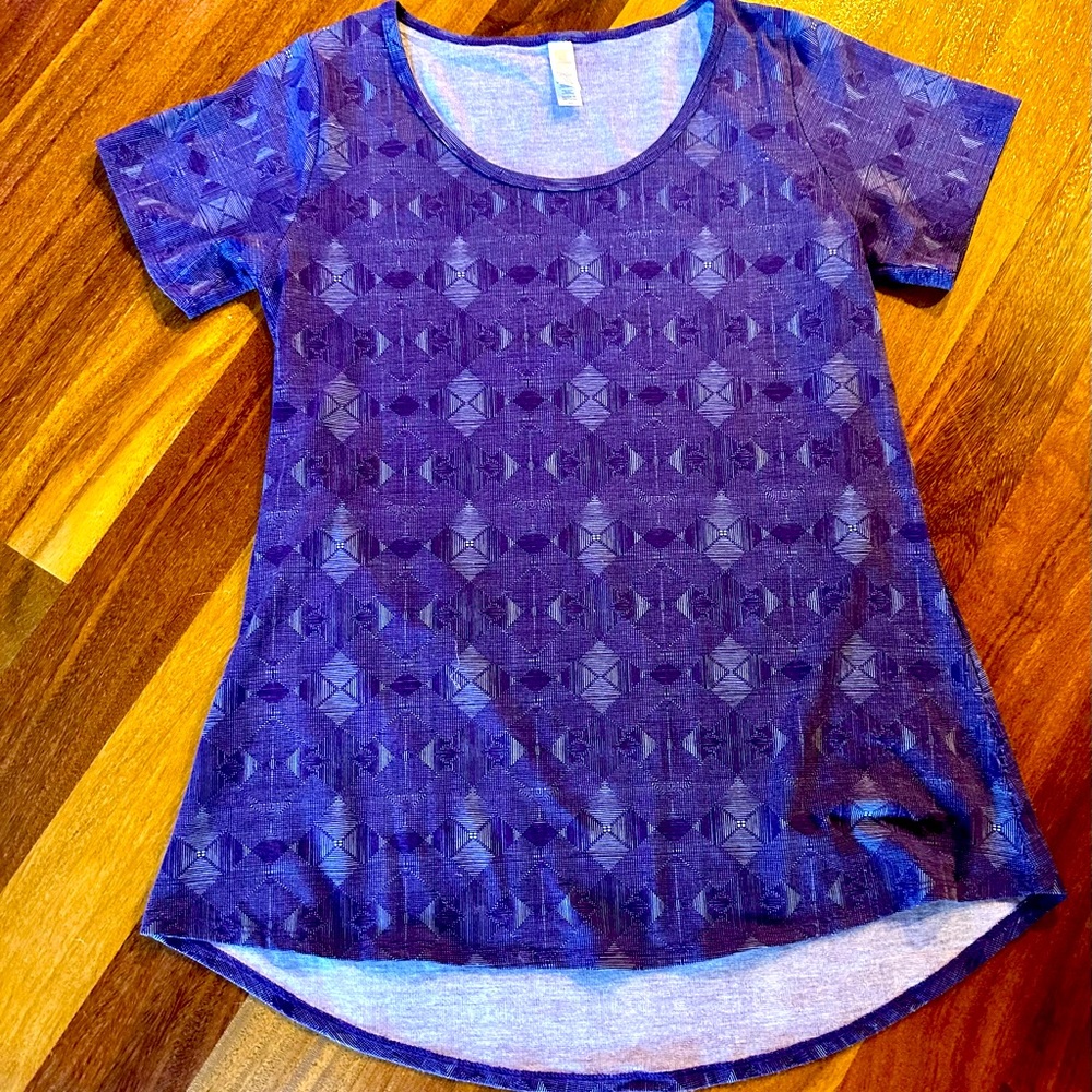 Woman’s XS LuLaRoe purple patterned Classic T. Excellent condition.